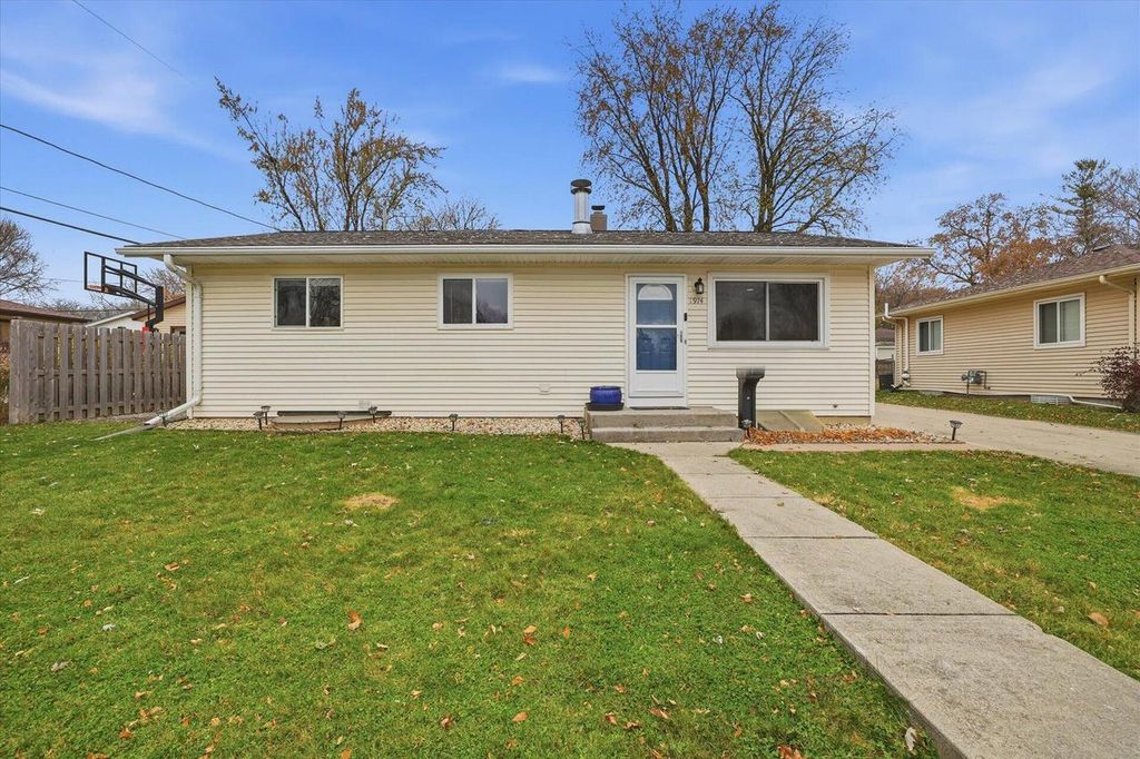 1974 Jan AVENUE, Waukesha, WI 53188