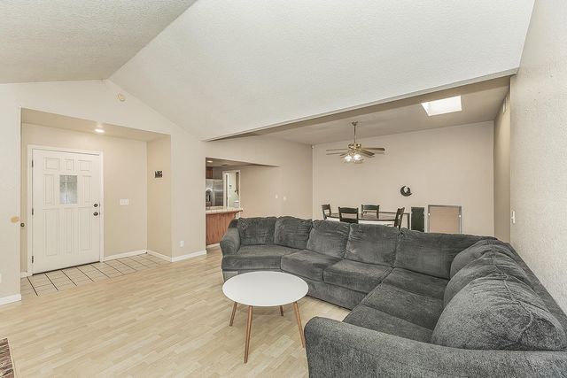 125 Queen Lane, Madera, CA 93637