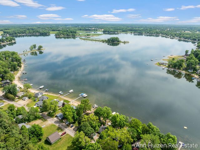 11415 Oak Drive, Delton, MI 49046