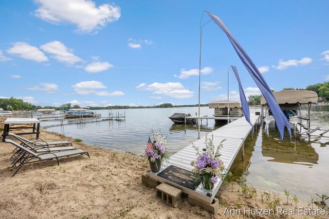 11415 Oak Drive, Delton, MI 49046