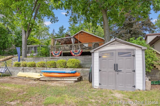 11415 Oak Drive, Delton, MI 49046