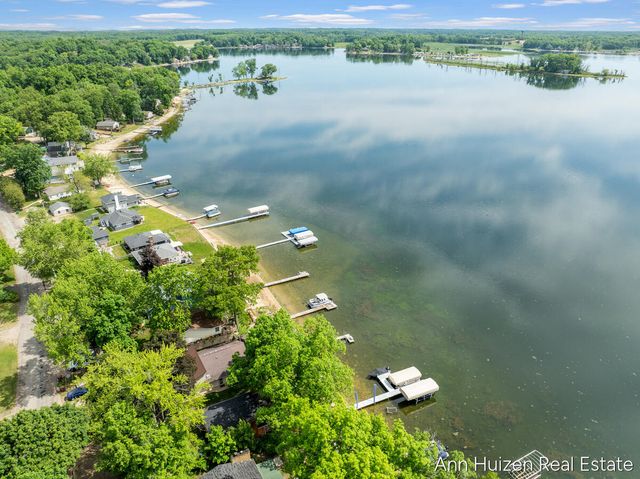 11415 Oak Drive, Delton, MI 49046