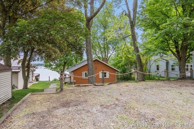 11415 Oak Drive, Delton, MI 49046