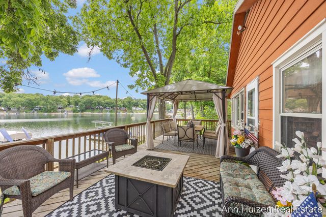 11415 Oak Drive, Delton, MI 49046