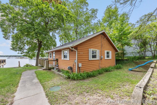 11415 Oak Drive, Delton, MI 49046