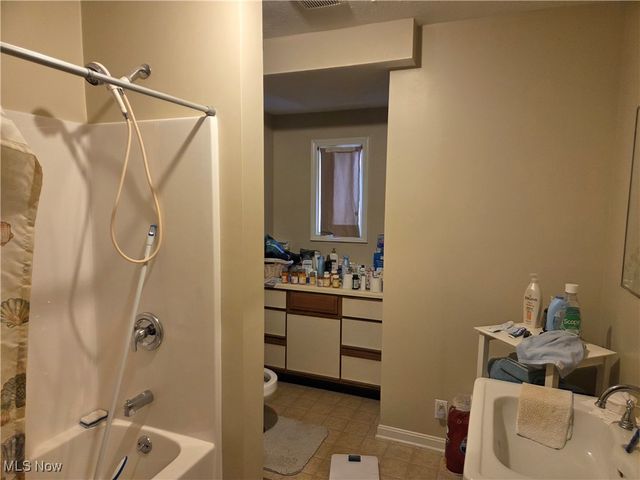 241 7th Street, Elyria, OH 44035