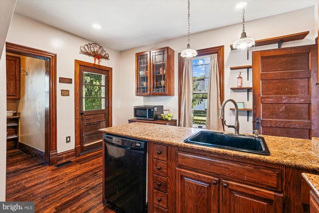 45 E BROAD WAY E, Lovettsville, VA 20180