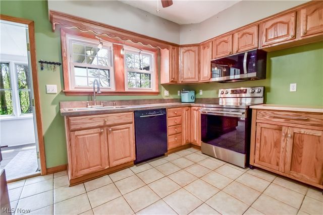 909 Lincoln Drive, Conneaut, OH 44030