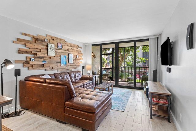 17 ROYAL PALM Way 105, Boca Raton, FL 33432