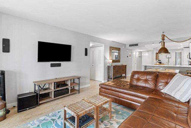17 ROYAL PALM Way 105, Boca Raton, FL 33432