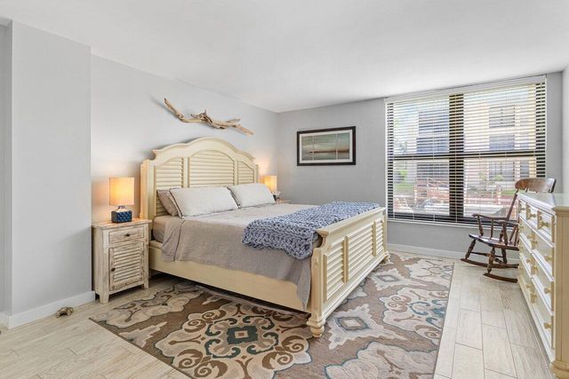 17 ROYAL PALM Way 105, Boca Raton, FL 33432