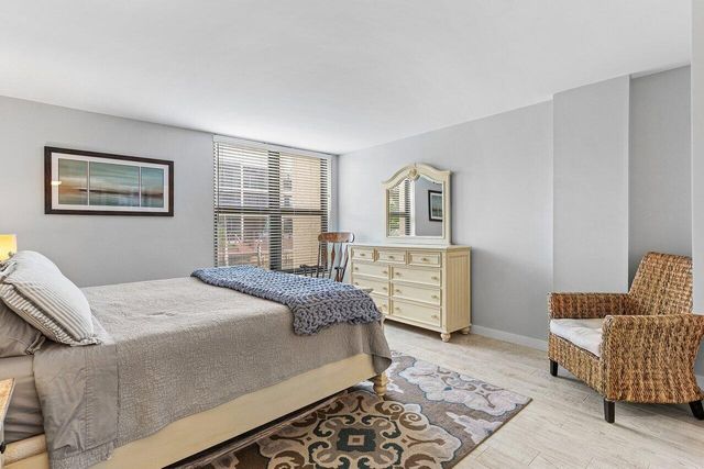 17 ROYAL PALM Way 105, Boca Raton, FL 33432