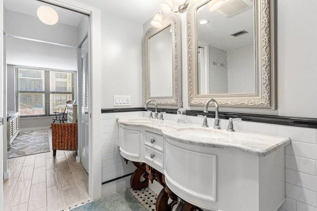 17 ROYAL PALM Way 105, Boca Raton, FL 33432