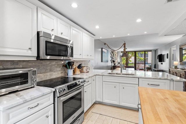 17 ROYAL PALM Way 105, Boca Raton, FL 33432