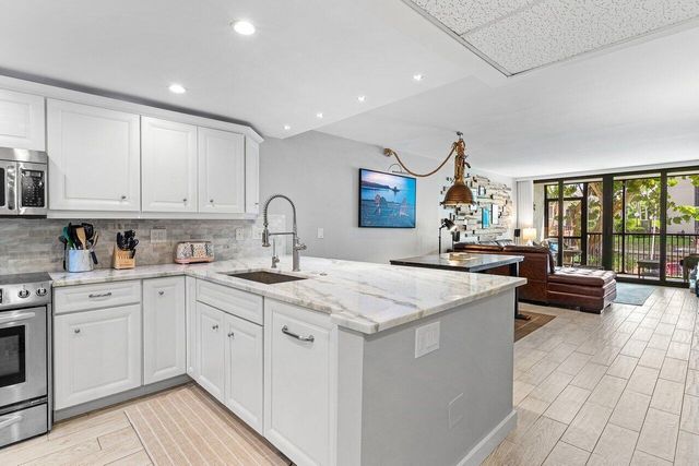 17 ROYAL PALM Way 105, Boca Raton, FL 33432