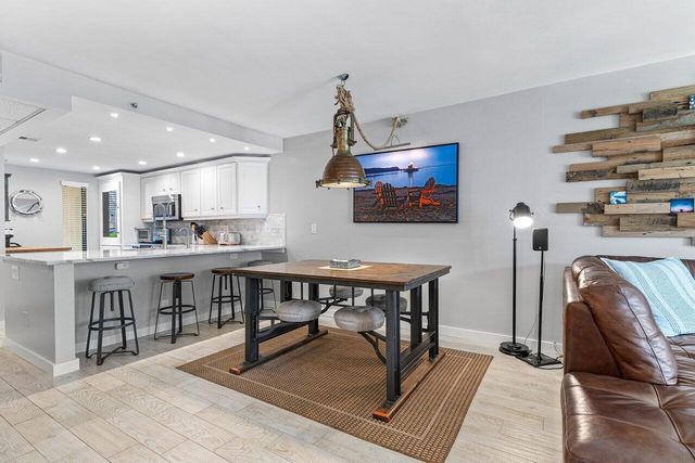 17 ROYAL PALM Way 105, Boca Raton, FL 33432