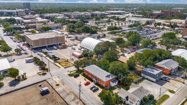 300 College Street E, Arlington, TX 76010