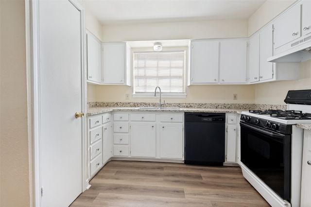 300 College Street E, Arlington, TX 76010