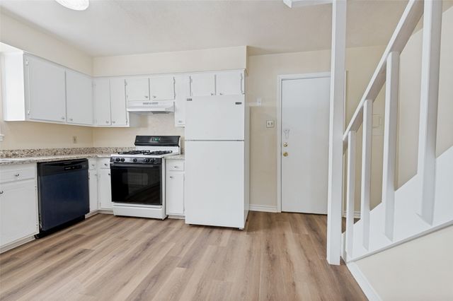 300 College Street E, Arlington, TX 76010