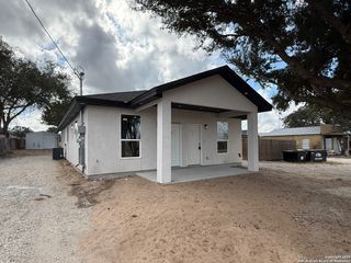 3274 N Ih 35 # 2, Natalia, TX 78059