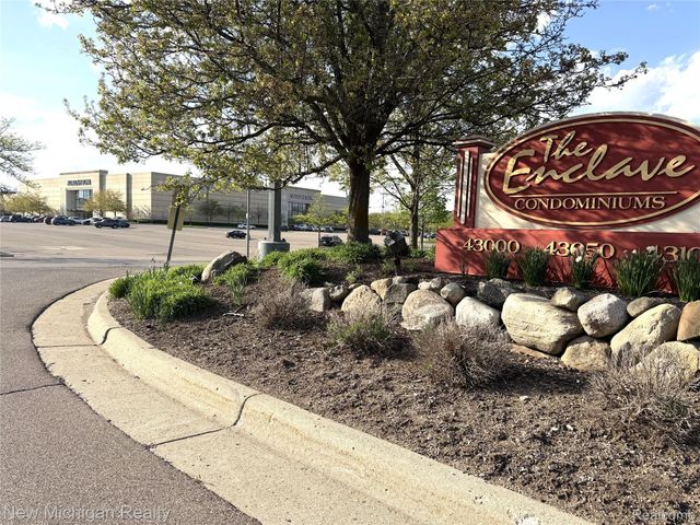 43000 12 Oaks Crescent Drive 2033, Novi, MI 48377