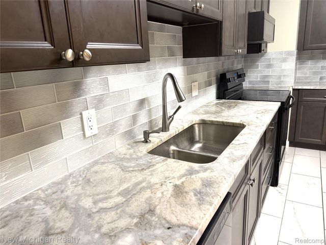 43000 12 Oaks Crescent Drive 2033, Novi, MI 48377