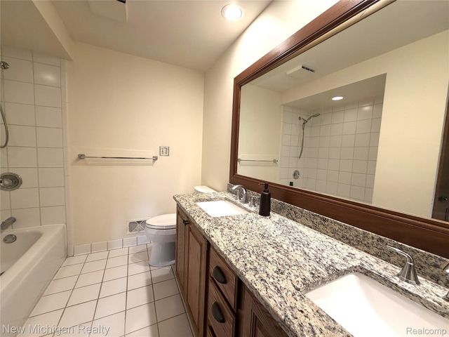 43000 12 Oaks Crescent Drive 2033, Novi, MI 48377