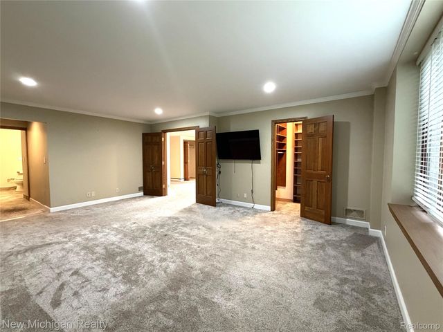 43000 12 Oaks Crescent Drive 2033, Novi, MI 48377