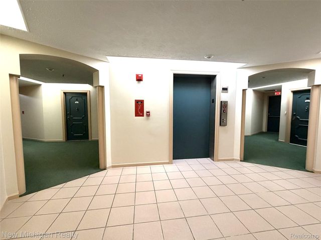 43000 12 Oaks Crescent Drive 2033, Novi, MI 48377
