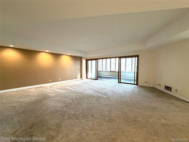 43000 12 Oaks Crescent Drive 2033, Novi, MI 48377