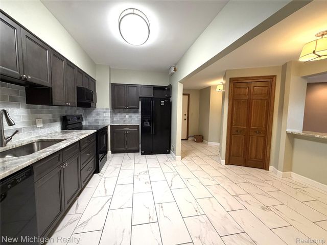 43000 12 Oaks Crescent Drive 2033, Novi, MI 48377