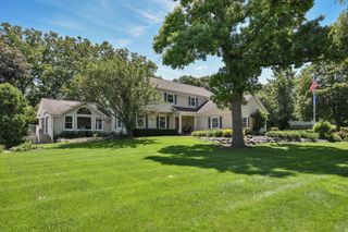 381 Grayfriars Lane, Inverness, IL 60067