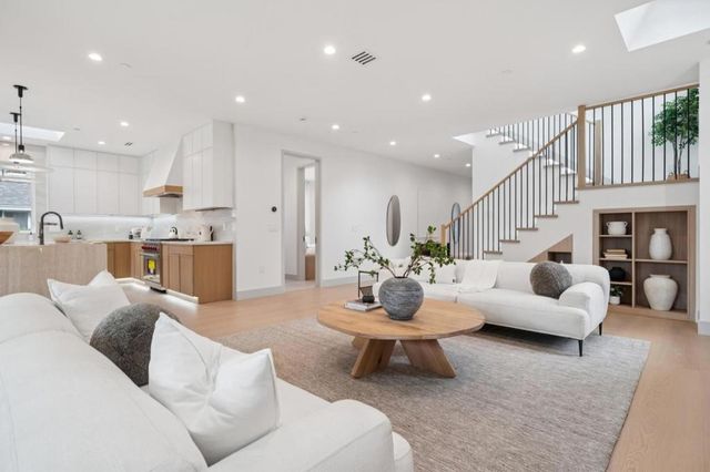 985 Lincoln Avenue, Palo Alto, CA 94301