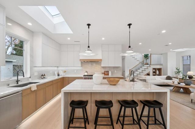 985 Lincoln Avenue, Palo Alto, CA 94301