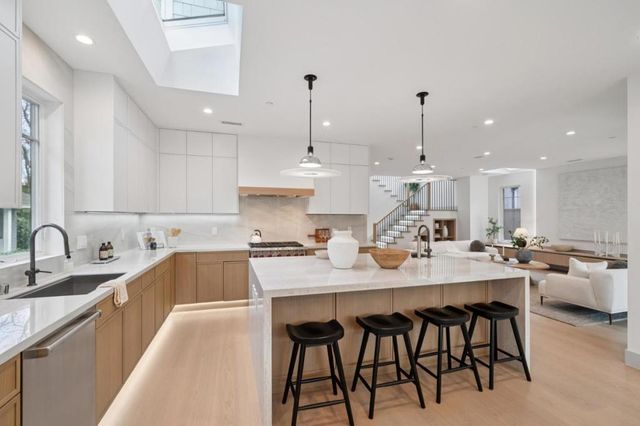 985 Lincoln Avenue, Palo Alto, CA 94301