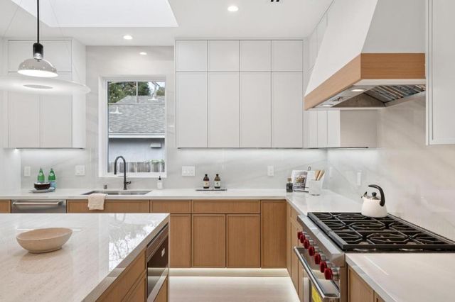 985 Lincoln Avenue, Palo Alto, CA 94301