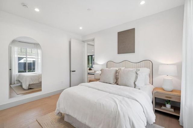 985 Lincoln Avenue, Palo Alto, CA 94301