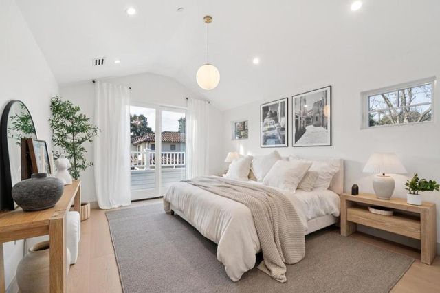 985 Lincoln Avenue, Palo Alto, CA 94301