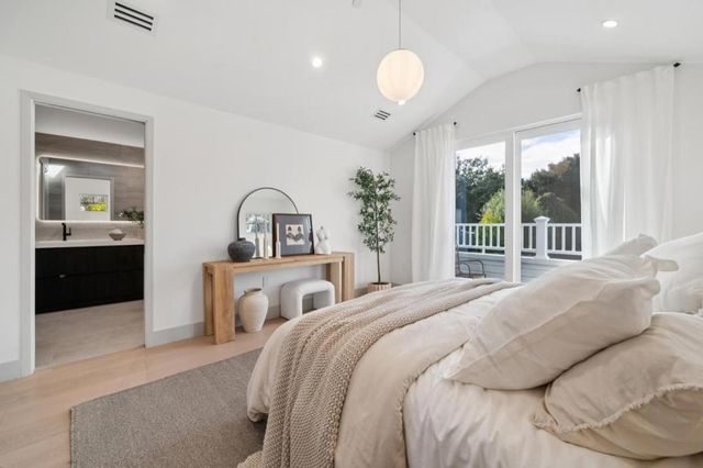 985 Lincoln Avenue, Palo Alto, CA 94301