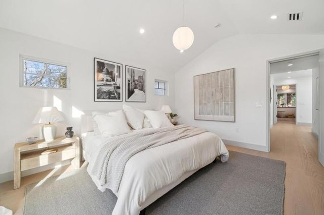 985 Lincoln Avenue, Palo Alto, CA 94301