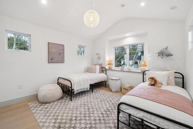 985 Lincoln Avenue, Palo Alto, CA 94301