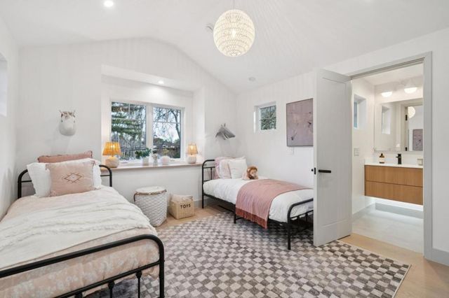 985 Lincoln Avenue, Palo Alto, CA 94301