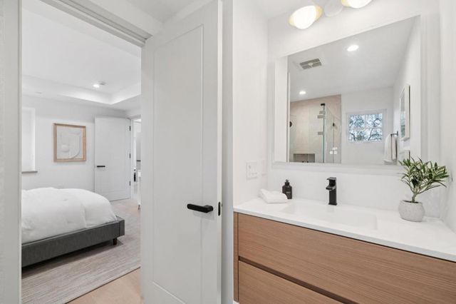 985 Lincoln Avenue, Palo Alto, CA 94301