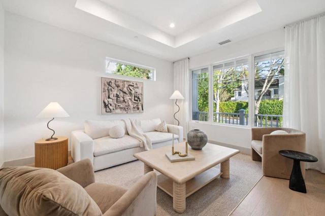 985 Lincoln Avenue, Palo Alto, CA 94301