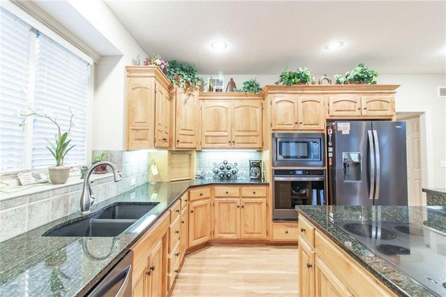 19605 W 99th Street, Lenexa, KS 66220