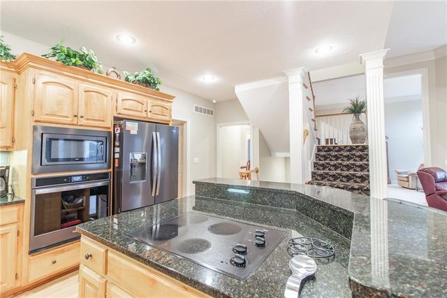 19605 W 99th Street, Lenexa, KS 66220