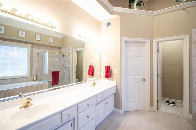 19605 W 99th Street, Lenexa, KS 66220