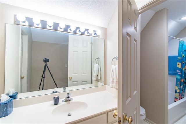 19605 W 99th Street, Lenexa, KS 66220