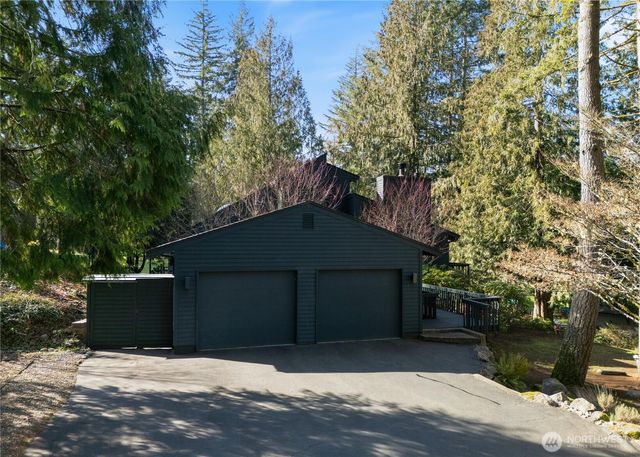 201 E Country Club Drive, Allyn, WA 98524