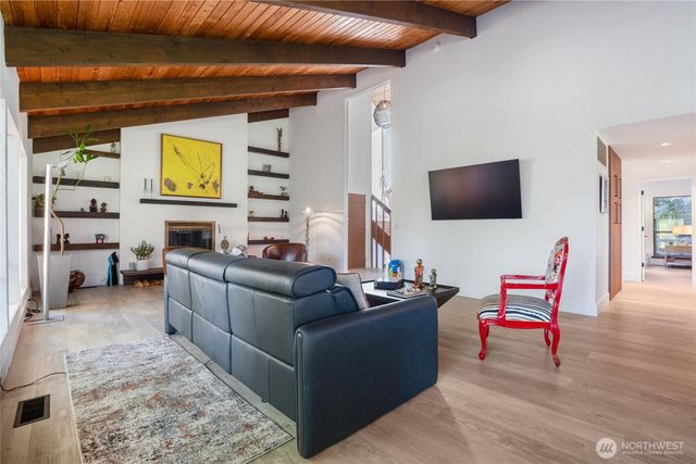 201 E Country Club Drive, Allyn, WA 98524